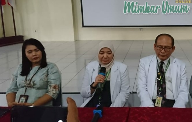 Ketua tim PINERE RSUP H Adam Malik (kanan) bersama Kasubbag Humas mendampingi penanggungjawab Tim PINERE memberikan keterangan kepada wartawan. (mimbar/siti)