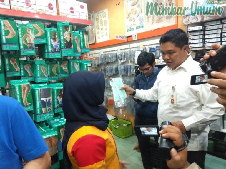 Ramli Simanjuntak saat sidak ke apotek terkait langka dan mahalnya harga masker. (mimbar/siti)