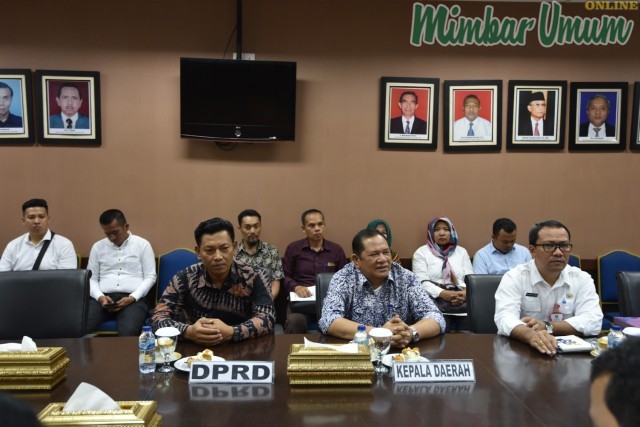 Ketua DPRD Padang Sidimpuan Siwan Siswanto (tengah) hadir dalam penyerahan laporan keuangan. (mimbar/rizal)