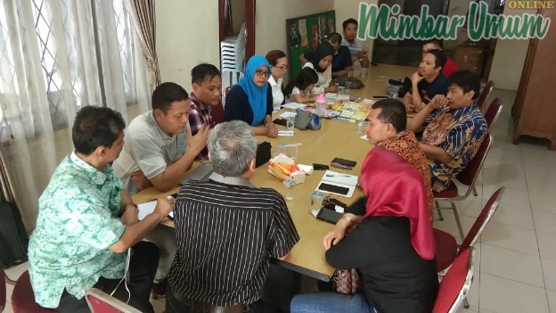 Aktivis sosial HIV/Aids Sumut saat berdiskusi dengan Dinkes Sumut dan KPA Sumut terkait menipisnya stok ARV. (mimbar/siti)