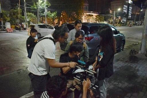 Beberapa orang kru film saat syuting perdana A Thousand Midnights in Kesawan di Lapangan Merdeka Medan. (mimbar/ist)