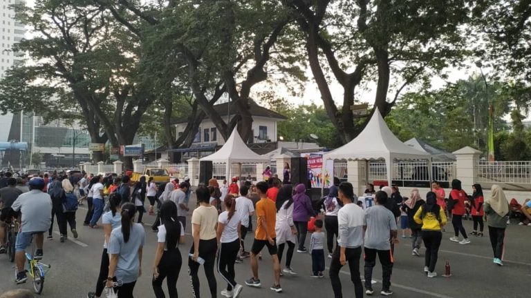 Sejumlah warga mengikuti senam sehat di Lapangan Merdeka Medan. (ist)