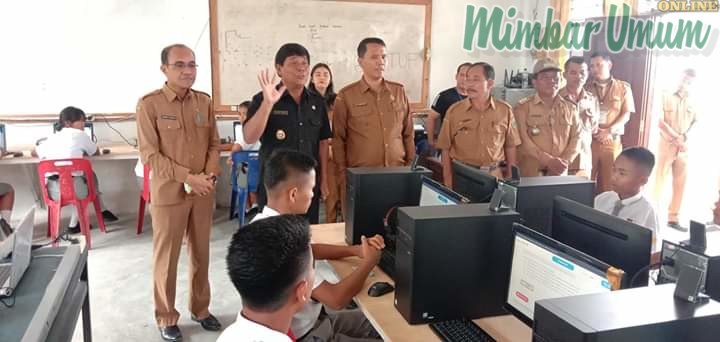 Wakil Bupati Samosir, Juang Sinaga, memberikan motivasi bagi pelajar SLTA yang mengikuti UN pada hari pertama. (mimbar/robin)