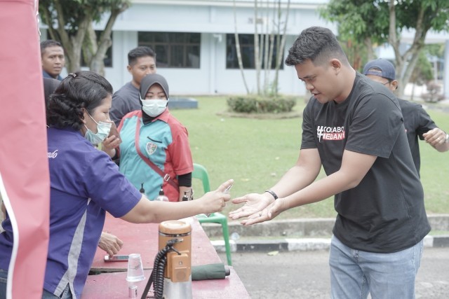 Bobby saat mencontohkan cara mengantisipasi atau menghindari paparan virus Corona. (mimbar/ist)