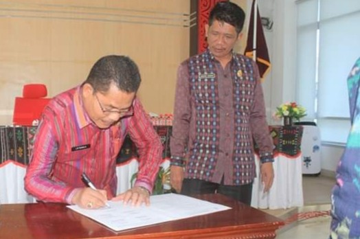 Ketua Gugus Penanganan Covid-19 Kabupaten Samosir, Jabiat Sagala (kiri). (mimbar/ist)