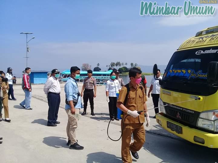 Satgas Gugus Percepatan Penanganan Covid 19, sampai hari ini aktif melakukan pemeriksaan suhu tubuh di pintu masuk Samosir. (mimbar/robin)