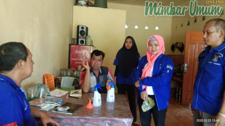 Diolah Sendiri, Demokrat Paluta Bagikan Disinfektan pada Warga