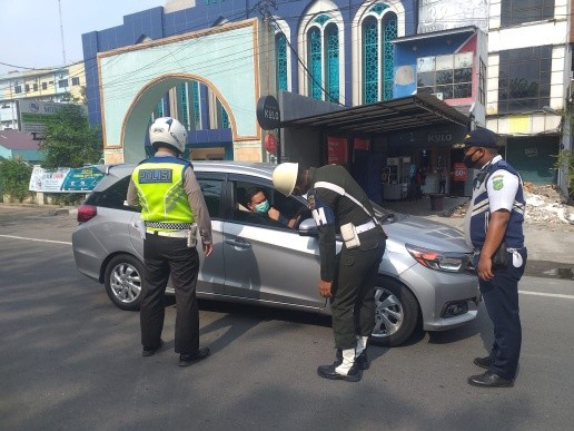 Aparat gabungan merazia pengendara motor antisipasi Covid-19. (mimbar/ist)