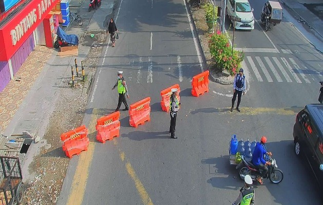 Petugas Satlantas Polrestabes Medan berjaga di ruas jalan yang ditutup. (mimbar/ist)