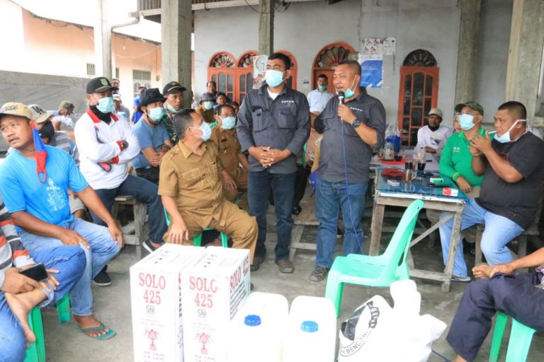 Kepala Dinas Kebersihan dan Pertamanan Husni saat bermusyawarah dengan warga.(mimbar/ist)