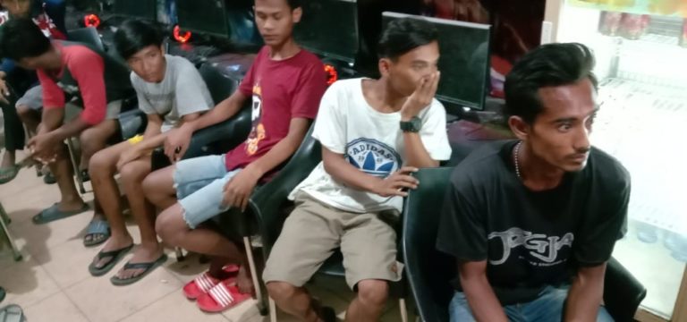 Belasan warga diangkut polisi dari warnet Sky Net Gamming. (mimbar/ist)