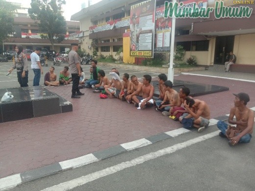 Belasan preman yang bikin resah di terminal dan fly over Amplas diangkut ke Polrestabes Medan. (mimbar/dody)