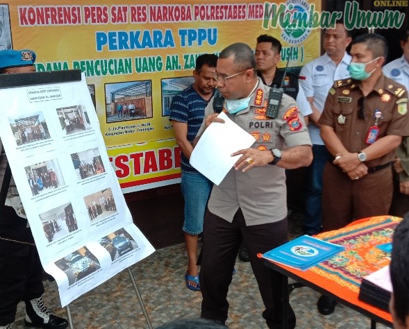 Kombes Pol JE Isir memaparkan kasus Tindak Pidana Pencucian Uang (TPPU) dari tersangka Zakir Husin si bandar narkotika. (mimbar/dody)