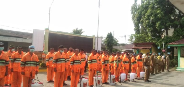 Persiapan pelaksanaan penyemprotan disinfektan di seluruh kawasan Kecamatan Medan Johor. (mimbar/ist)