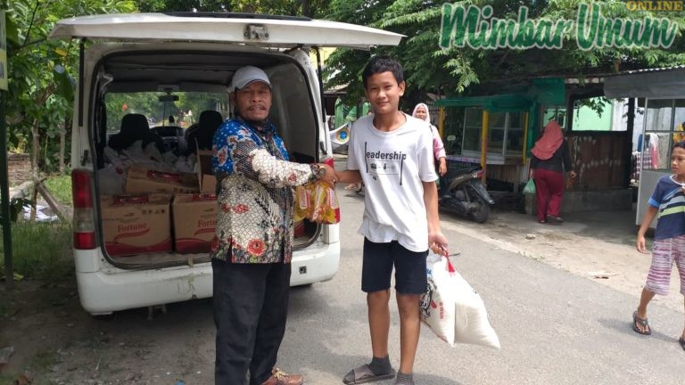 Warga Medan Estate menerima bantuan paket sembako dari Citraland Gama City. (mimbar/budi lubis)