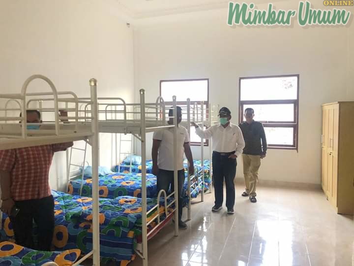 Ketua Gugus Tugas Pengendalian Covid-19 Kabupaten Samosir, Rapidin Simbolon, meninjau kesiapan ruang isolasi bagi ODP. (mimbar/robin nainggolan)