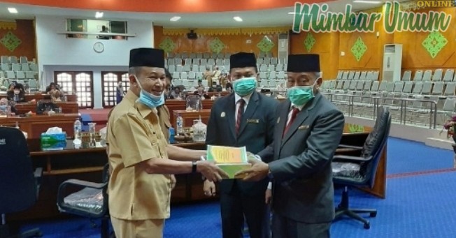 Bupati Aceh Tamiang, Mursil menyerahkan langsung LKPJ kepada Ketua DPRK, Suprianto. (mimbar/burhan rangkuti)