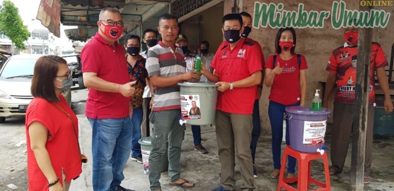 Wakil Ketua Fraksi PDIP DPRD Sumut, Rudy Hermanto saat diabadikan foto bersama warga. (mimbar/ist)