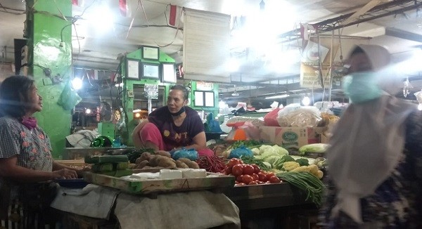 Pedagang di Pasar Petisah saat berjualan. (mimbar/ist)