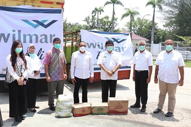 Edy Rahmayadi terima bantuan dari Wilmar Peduli di Posko Gugus Tugas Percepatan Penanganan Covid-19. (mimbar/ist)