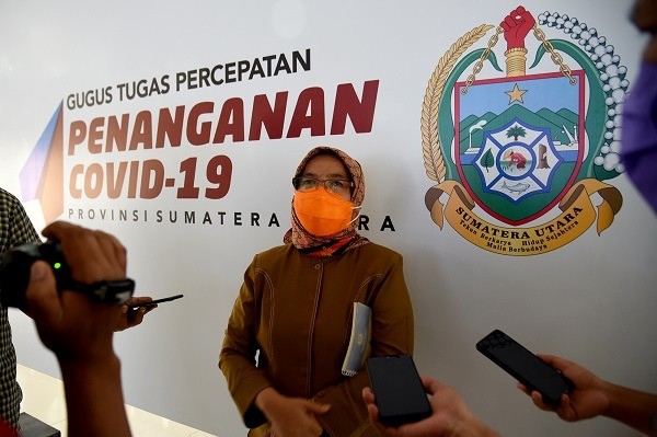 R Sabrina menjawab pertanyaan wartawan di Posko Gugus Tugas Percepatan Penanganan (GTPP) Covid-19 Sumut. (mimbar/ist)