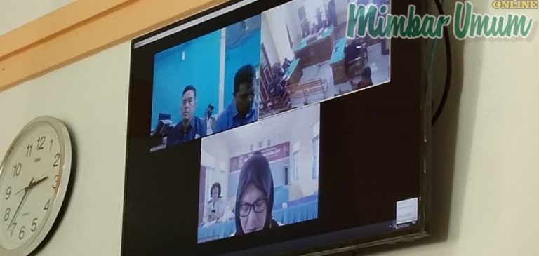 Terdakwa saat menjalani sidang melalui teleconference di Pengadilan Tipikor Medan.(mimbar/jepri)