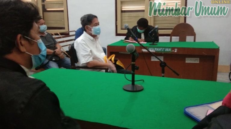 Terdakwa Tan Ben Chong menjalani sidang beragendakan vonis di PN Medan. (mimbar/jepri)