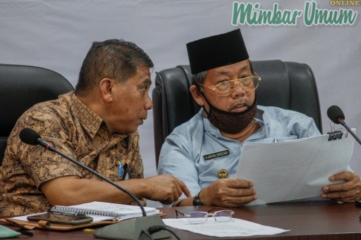 Wakil Wali Kota Padang Sidimpuan Arwin Siregar didampangi Kadis Pertanian Parimpunan Siregar. (mimbar/rizal nasution)