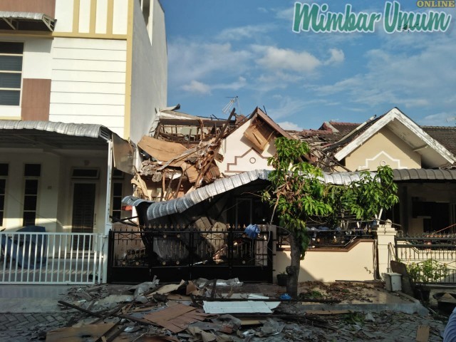 Rumah milik Tjen Lie Lin di Jalan Jambu No 82 hancur akibat ledakan dari dalam rumah. (mimbar/ist)