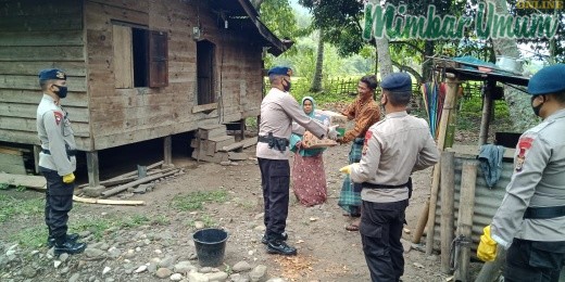 Personil Brimob Gayo Lues memberikan bantuan sembako kepada masyarakat.(mimbar/muhammad tujung)