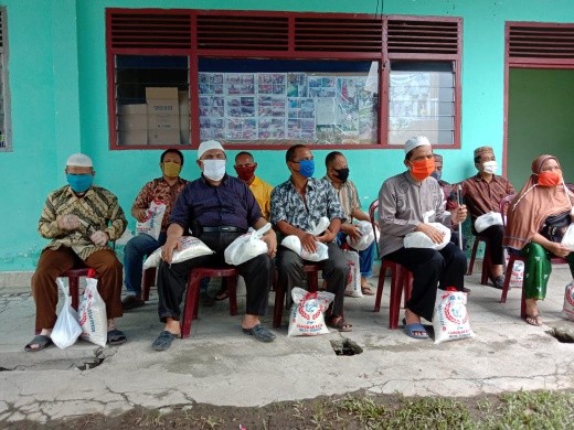 Warga kurang beruntung di Pertuni berterima kasih dengan saluran bantuan sembako dari Tim Pemenangan Bobby Nasution. (mimbar/ist)