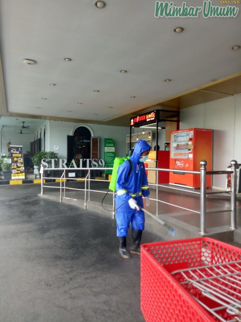 Seorang petugas menyemprot desinfektan cegah Covid -19 di Brastagi Supermarket Jalan Gatot Subroto Medan. (mimbar/djamaluddin)