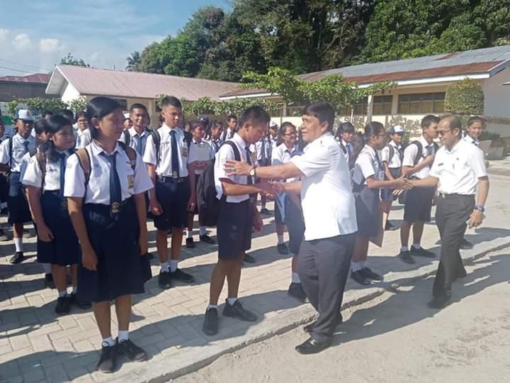 Kadis Pendidikan Samosir, Rikardo Hutajulu saat mendampingi Wabup Samosir di SMP Negeri 2 Pangururan, baru baru ini. (ist)