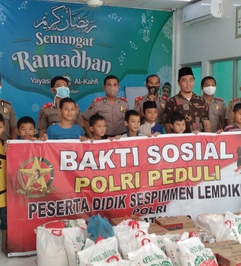 Peserta Didik Sespimen Dikreg 60 asal Sumatera Utara menyerahkan bantuan pada Yayasan Al Kahfi Medan. (mimbar/ist)