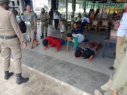 Warga disuruh push up karena tidak memakai masker di Jalan Karya Kaya. (mimbar/dody ferdy)