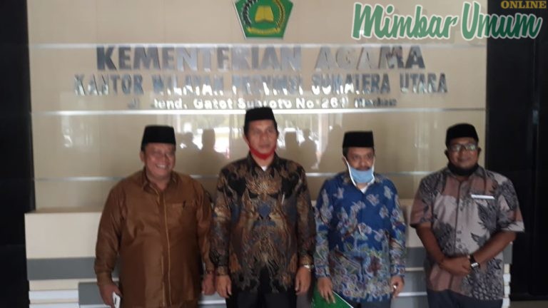 Plt Kakanwil Kemenag Sumut David Saragih S.Ag MM (dua kanan) foto bersama di Kantor Kakanwil Kemenag Sumut. (mimbar/nasir)