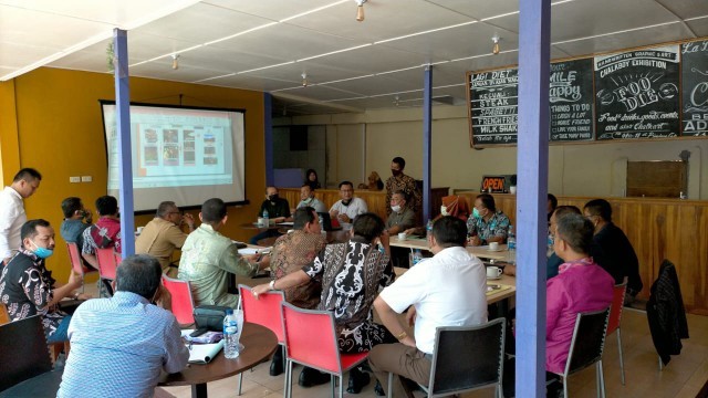 Pimpinan dan anggota Pansus LKPJ Gubsu DPRD Sumut saat melakukan rapat di salahsatu kantin hotel. (ist)