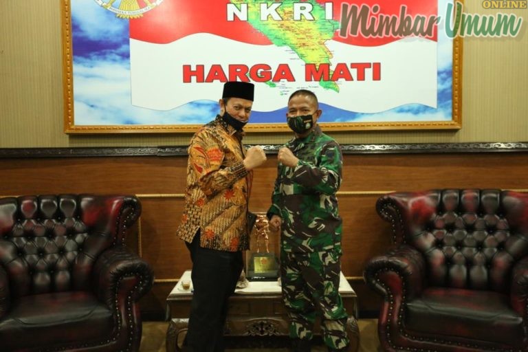 Pangdam IM Mayjen TNI Hassanudin salam komando dengan Bupati Gayo Lues H.Muhammad Amru. (Mimbar/Muhammad Tujung)