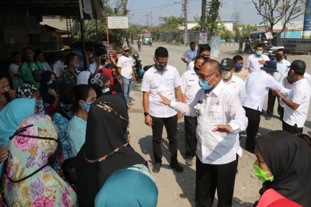 Plt Wali Kota meninjau ruas jalan dan memberikan pemahaman kepada warga.(mimbar/ist)