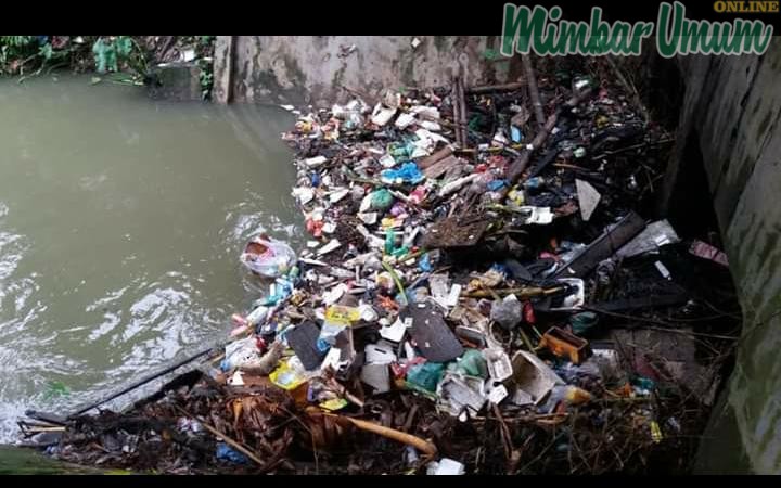 Tumpukan sampah di salah satu parit di Amplas. (mimbar/budi)