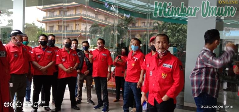 Massa Pemuda Batak Bersatu Kota Medan saat berkumpul di depan pintu masuk RS Murni Teguh. (mimbar/djamaluddin)