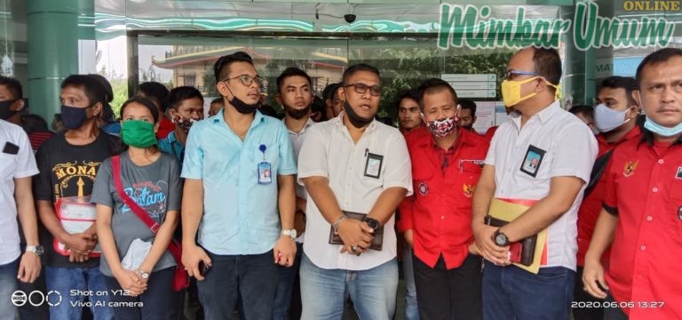 Pengurus PBB Kota Medan bersama Kuasa Hukum memberikan keterangan kepada wartawan di RS Murni Teguh Medan. (mimbar/djamaluddin)