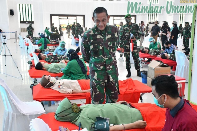 Pangdam I/BB Mayjen TNI MS Fadhilah meninjau kegiatan donor darah di Makodam. (mimbar/nasir)