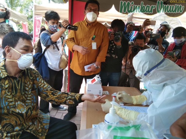 Rektor USU Prof Runtung Sitepu saat melakukan rapid test di RS USU. (mimbar/nasir)