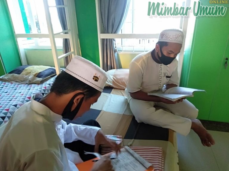 Santriwan tetap semangat menghafal Al-Qur'an di tengah Covid-19. (mimbar/ist)