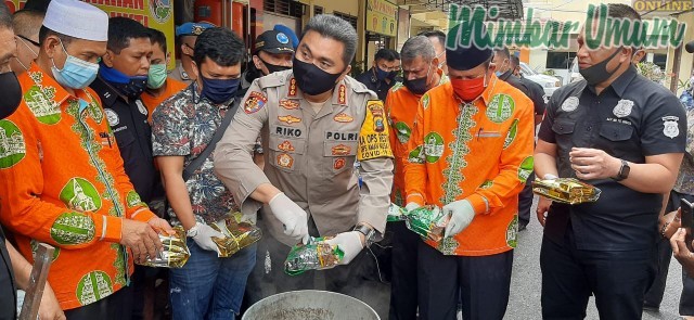 Kombes Pol Riko Sunarko memusnahkan barang bukti 35 kilogram sabu di Polrestabes Medan. (mimbar/dody ferdy)