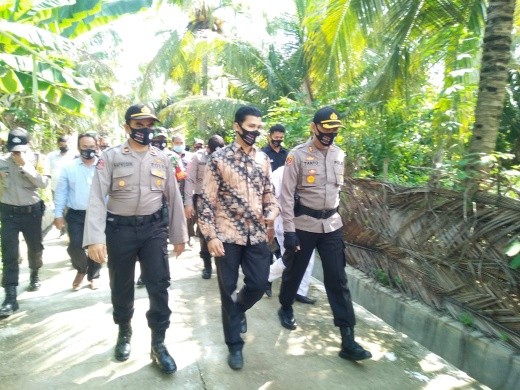 AKBP Eko Hartanto meninjau Gampong Teungoh dalam kesiapan Gampong Tangguh di Kecamatan Nisam, Aceh Utara. (ist)