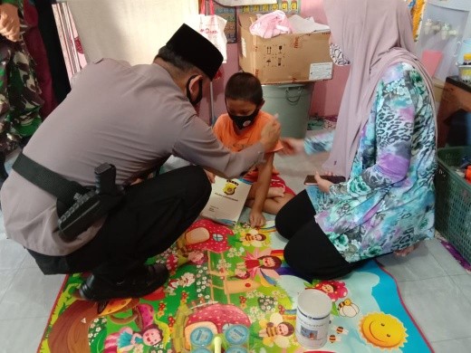 Kapolres Lhokseumawe AKBP Eko Hartanto berkunjung ke kediaman salah satu warga di Hagu Selatan, Banda Sakti untuk meringankan beban mereka. (ist)