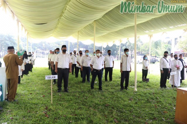 Petugas PPS Pilkada Medan dilantik oleh Ketua KPU Kota Medan Agussyah R Damanik. (mimbar/nasir)