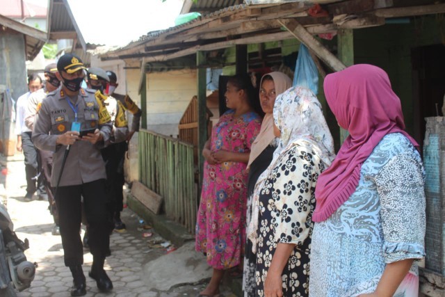 AKBP Eko Hartanto berkunjung ke kediaman Rabumah Amin di Desa Pusong Lama, Kecamatan Banda Sakti, Lhokseumawe. (mimbar/ist)